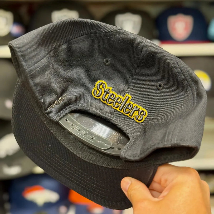 Pittsburgh Steelers Black Pro Standard Snapback - Product Image