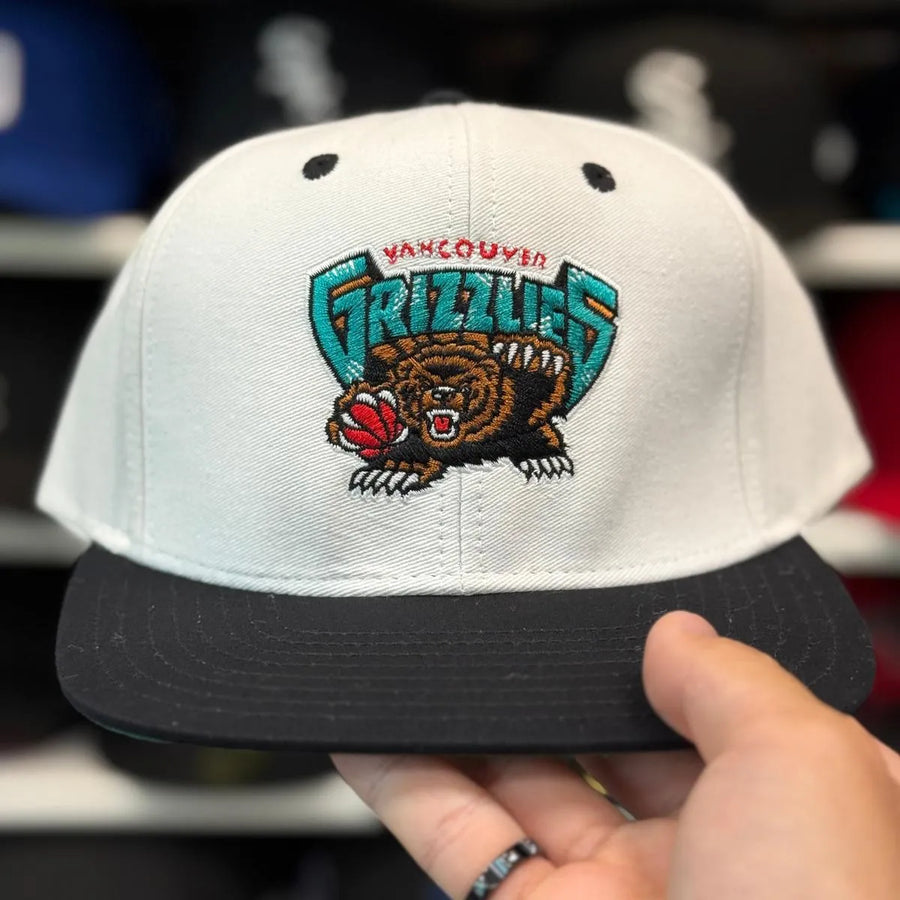 Vancouver Grizzlies White/Black Vintage Adidas Snapback - Product Image