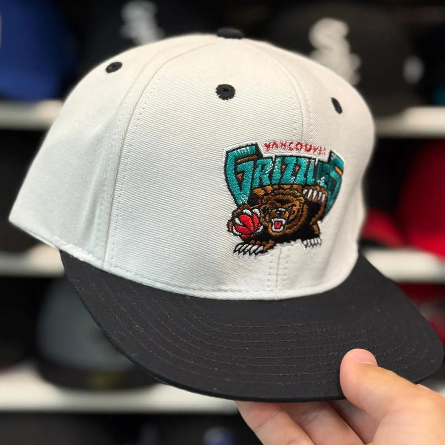 Vancouver Grizzlies White/Black Vintage Adidas Snapback - Product Image