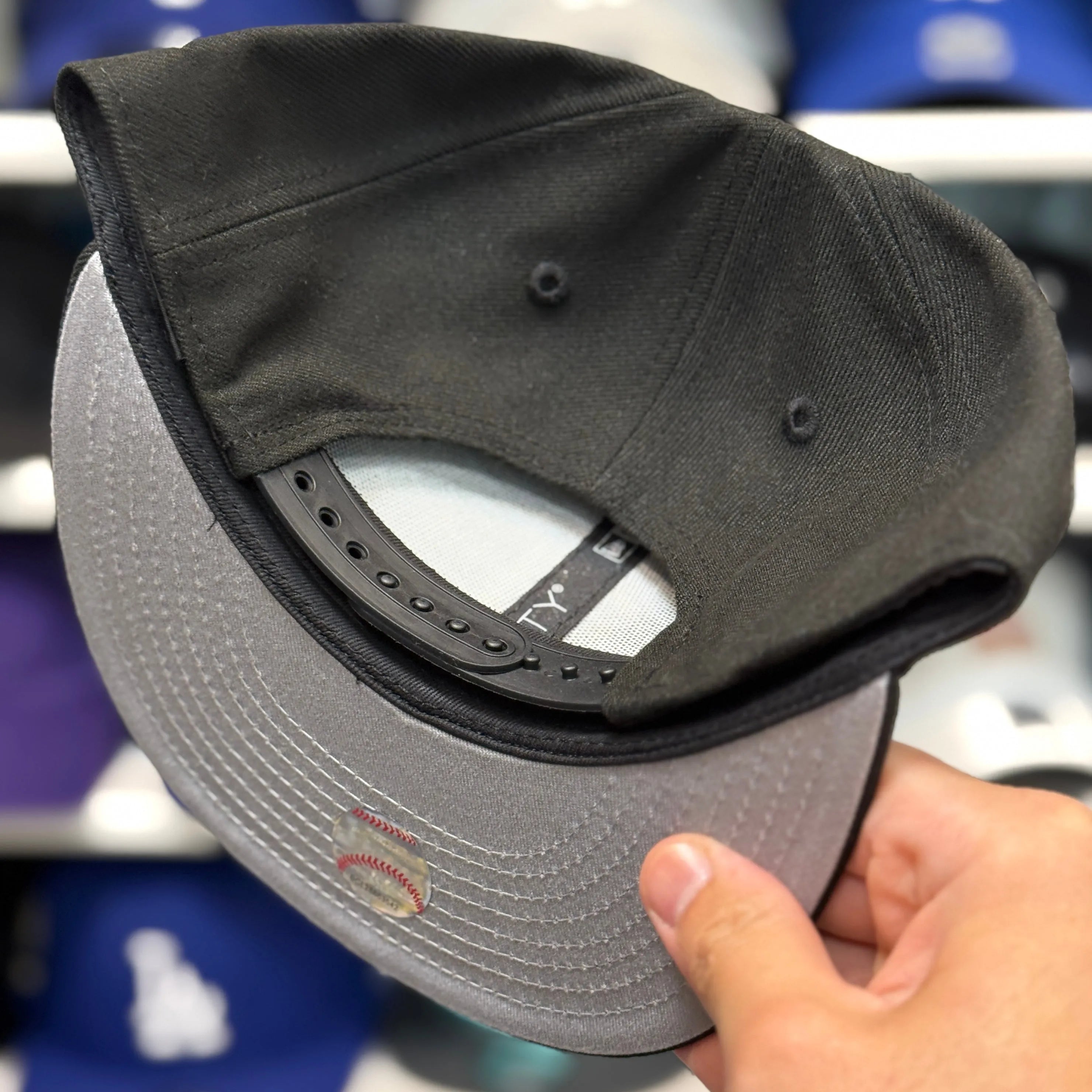 Youth New Era Los Angeles Dodgers 'Upside Down Logo' Black 9FIFTY Snapback - Product Image